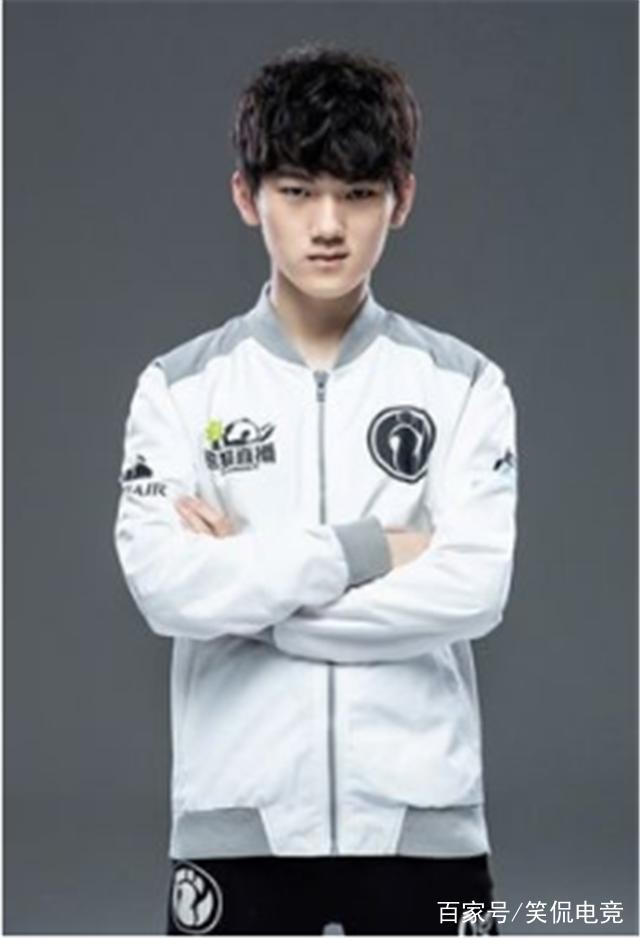 第三局为什么选豹女？ rookie ：选豹女就是自己玩，给我拖时间发育